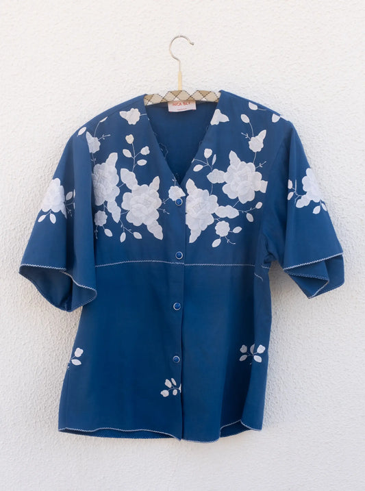 CAMICIA A MANICHE CORTE CON FIORI BLU IN PORCELLANA